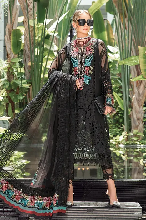 A Beautiful Women With Lawn Pakistani Suit