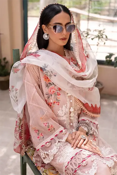 A Beautiful Pakistani Suits by Sana Safinaz Muzlin