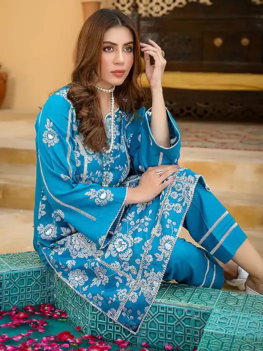 Mahnur-Luxury-Bareeze-Winter-Collection-2022-Pakistani-Suits